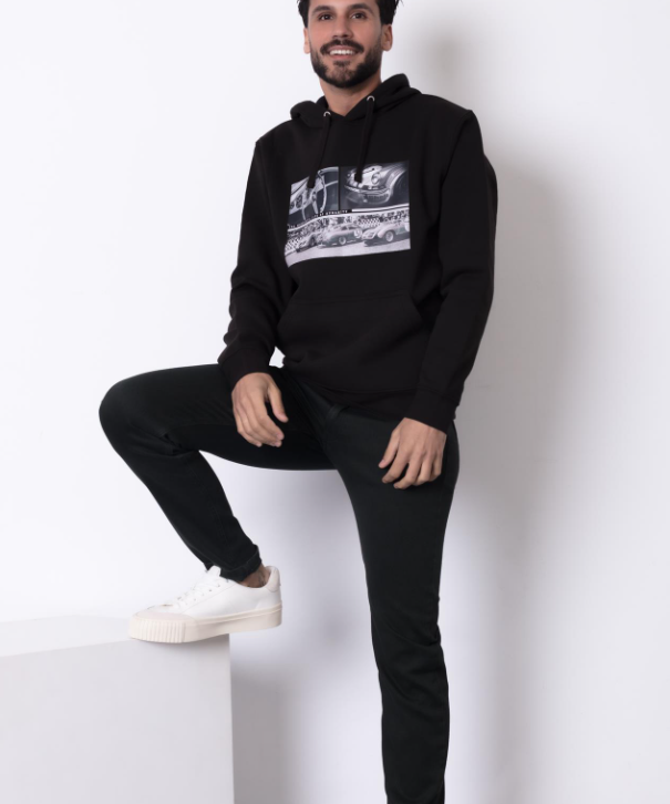 SUDADERA NEGRA CON CAPUCHA